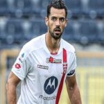 أنقذه ارتفاعه. طعن مدافع أرسنال في إيطاليا