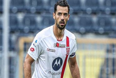 أنقذه ارتفاعه. طعن مدافع أرسنال في إيطاليا