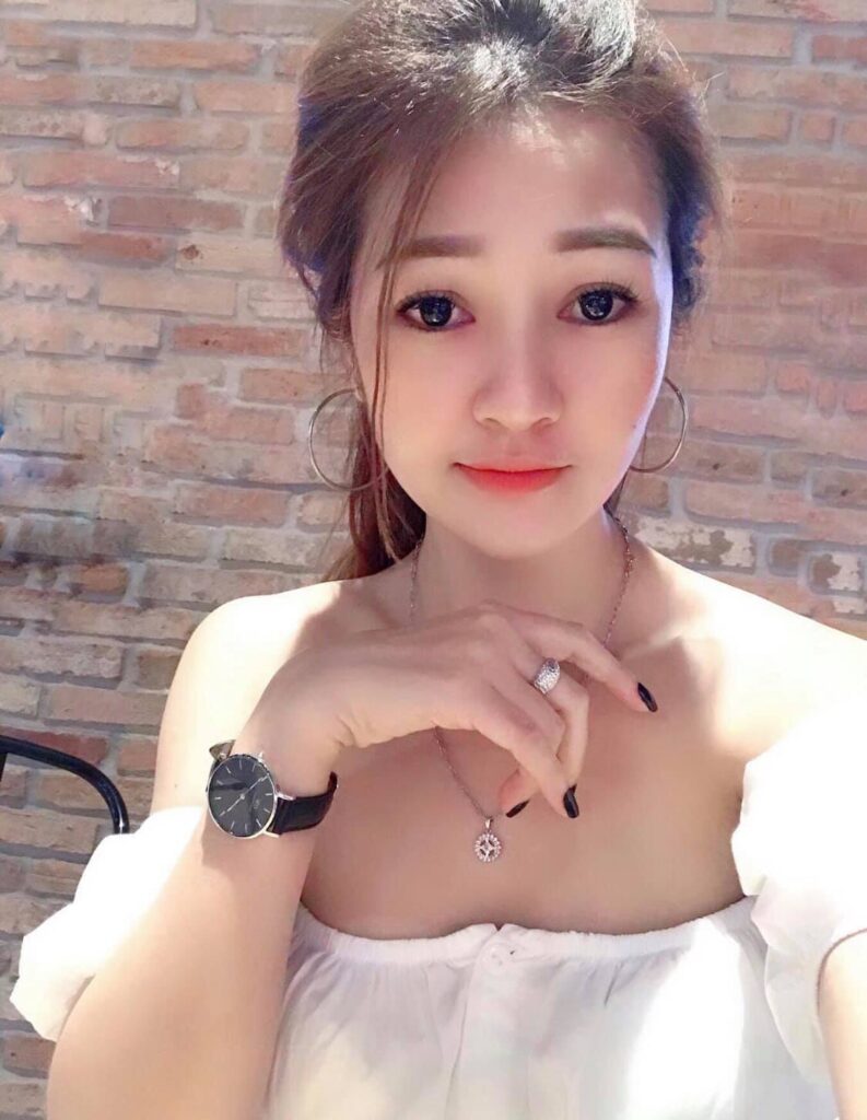 Gái Xinh Mặc Váy Trắng Bikini Vẻ Đẹp Hình Thể Và Sức Hút Của Phụ Nữ Tự Tin Và Quyến Rũ